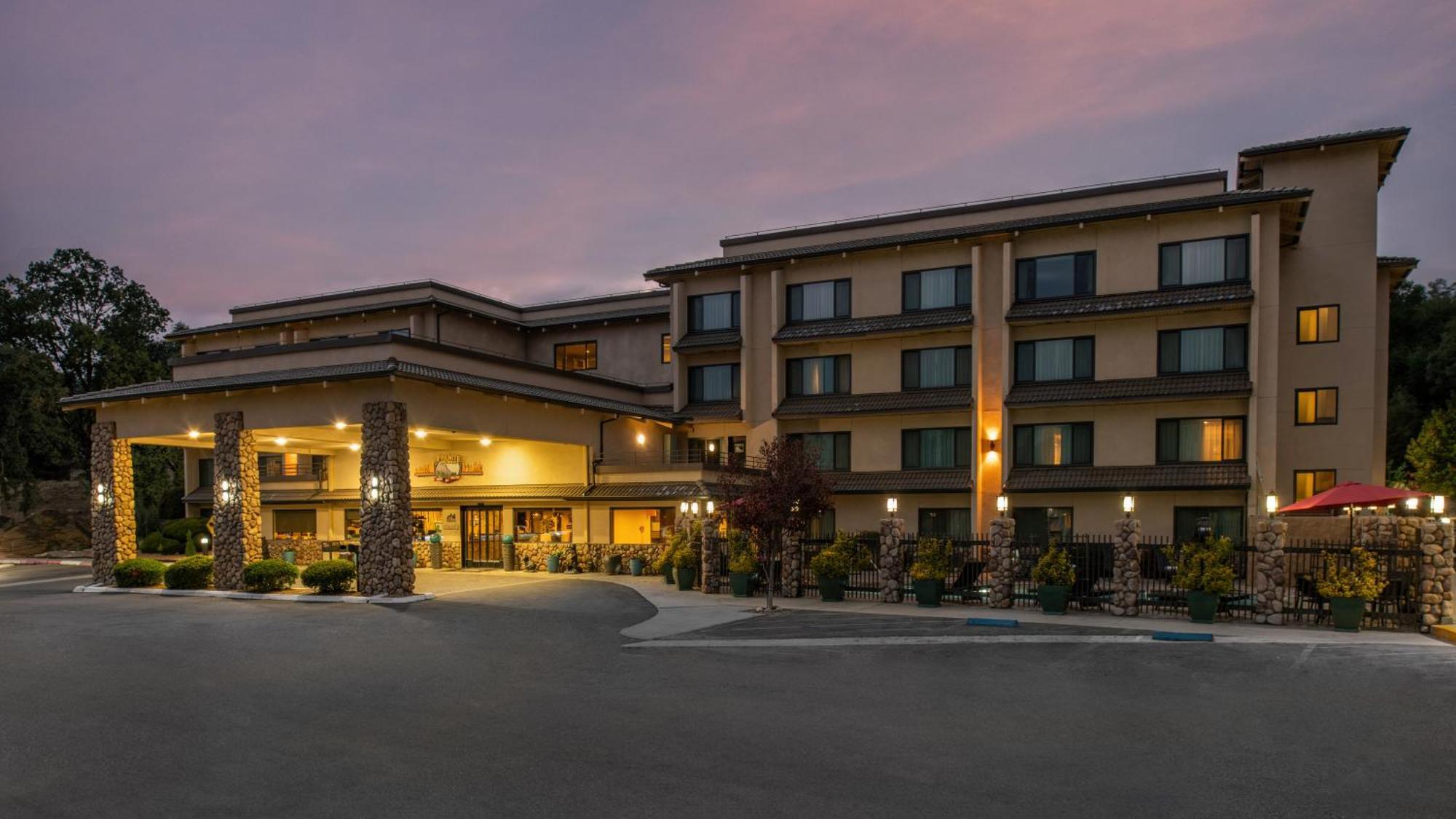 Yosemite Southgate Hotel & Suites Oakhurst Exterior photo