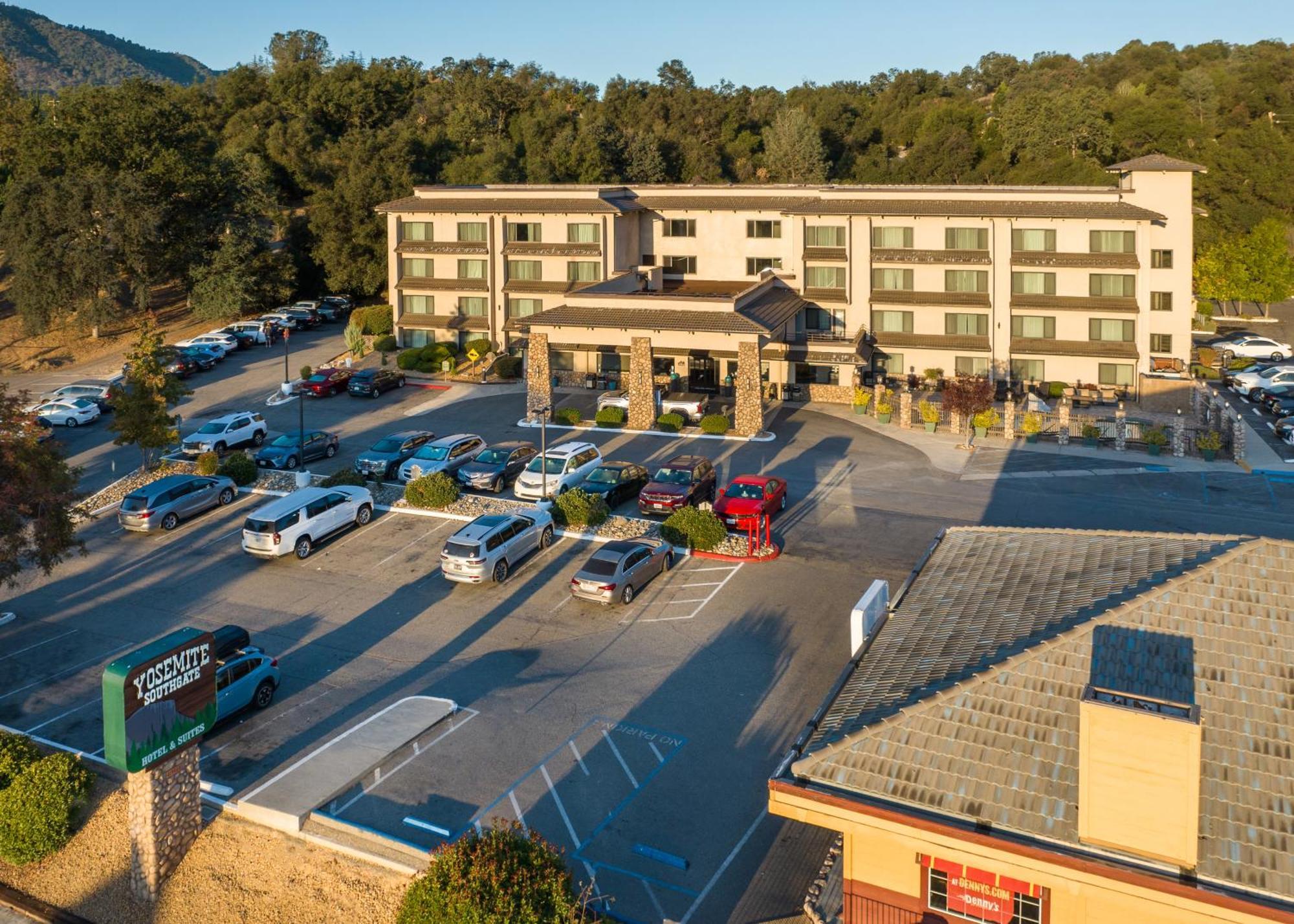 Yosemite Southgate Hotel & Suites Oakhurst Exterior photo