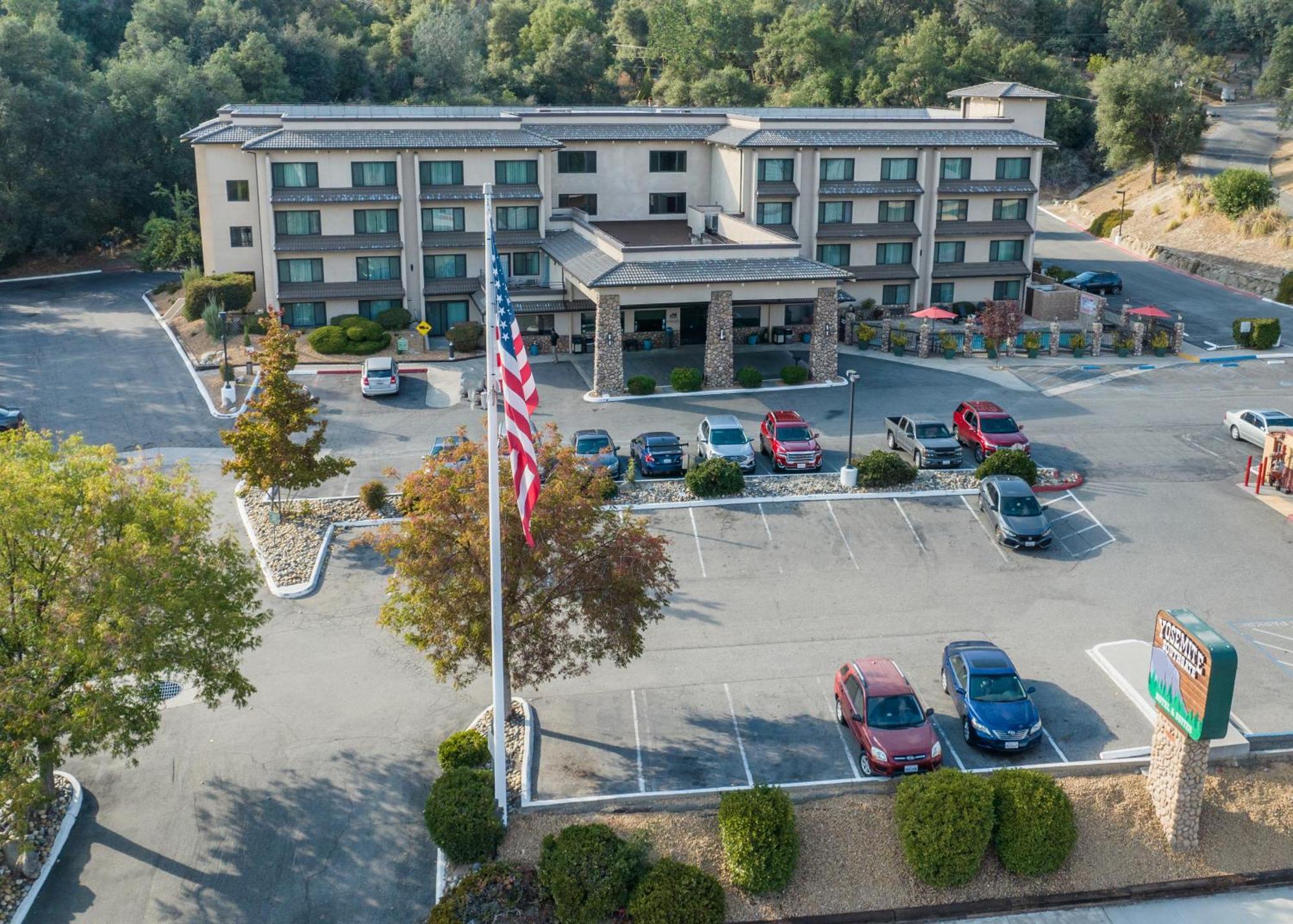 Yosemite Southgate Hotel & Suites Oakhurst Exterior photo